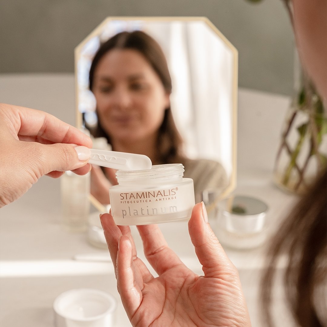 Crema Notte Staminalis DNA Skin Repair per pelle rigenerata e giovane.
